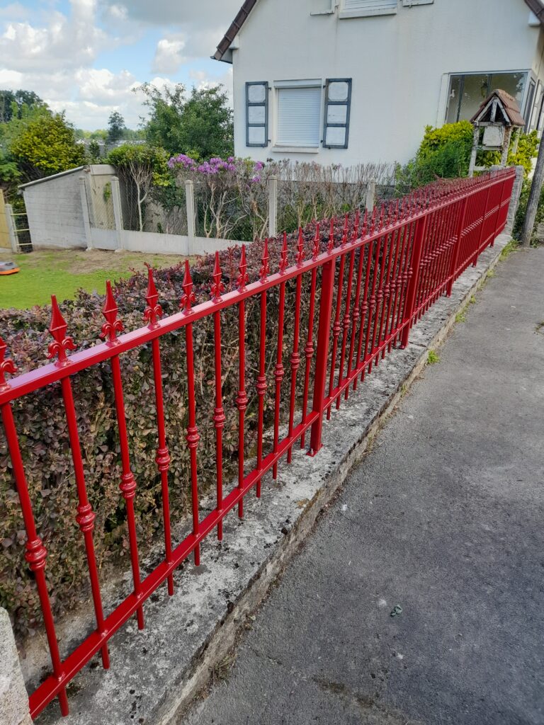 Clôture avec ornements de barreaux et piques de lances